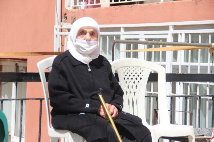Vali Ayyıldız, 106 Yaşındaki Fadime Ninenin Anneler Günü’nü Kutladı