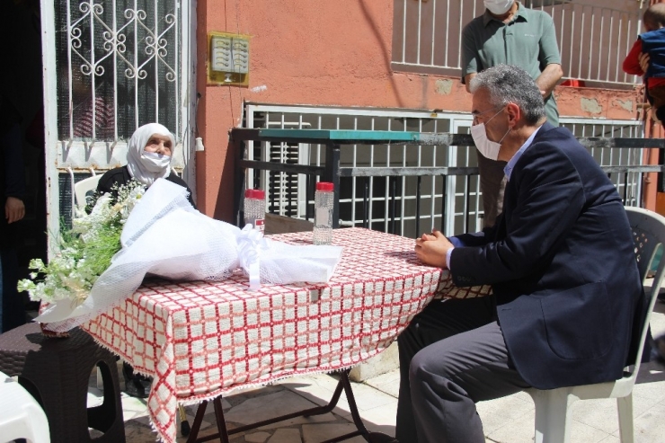 Vali Ayyıldız, 106 Yaşındaki Fadime Ninenin Anneler Günü’nü Kutladı