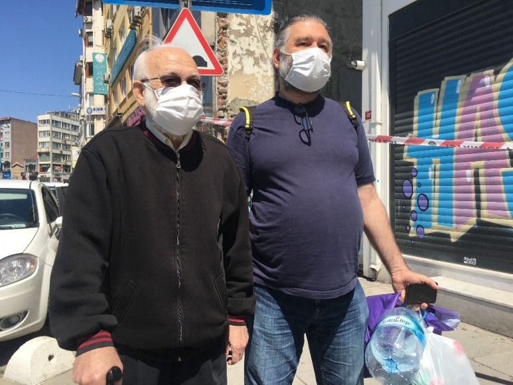 Kadıköy’de Günler Sonra Dışarı Çıkan 81 Yaşındaki Adam: “Rahat Nefes Alabilmeyi Özledim”