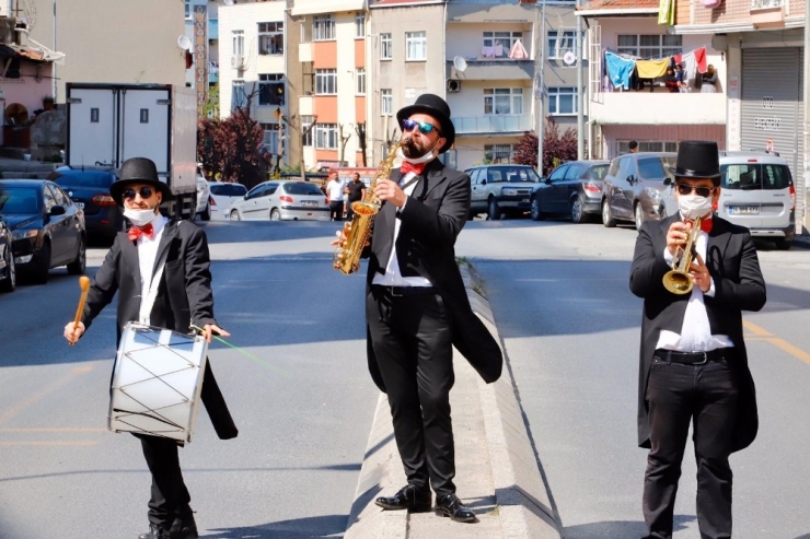 Kağıthane’de Annelere Drone İle Çiçek