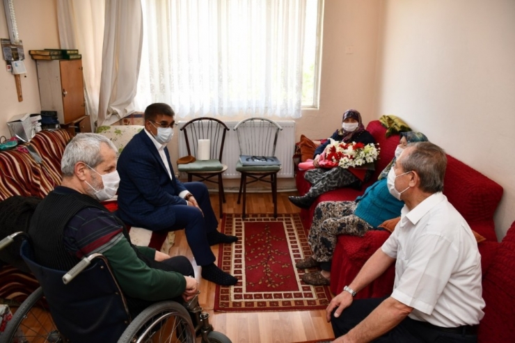 Vali Gürel, Asırlık Zöhre Ninenin Anneler Günü’nü Unutmadı