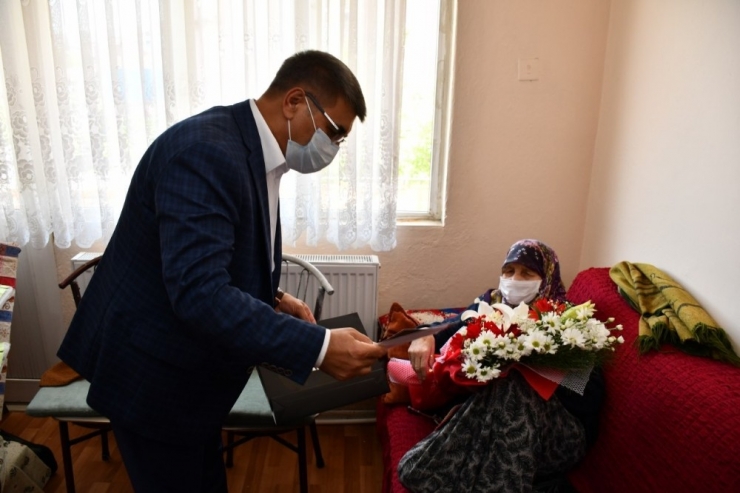 Vali Gürel, Asırlık Zöhre Ninenin Anneler Günü’nü Unutmadı
