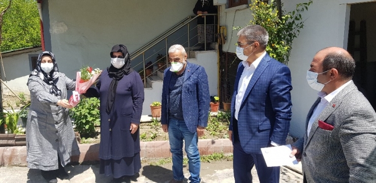 Vali, Şehit Annelerini Ziyaret Ederek Günlerini Kutladı