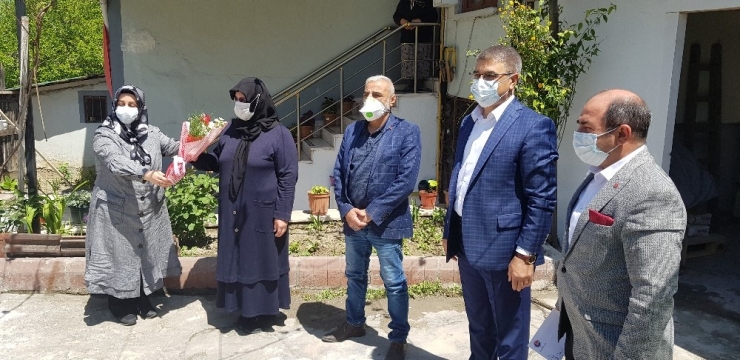 Vali, Şehit Annelerini Ziyaret Ederek Günlerini Kutladı