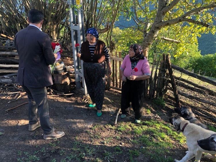 Köy Muhtarı Kapı Kapı Dolaşıp Annelere Karanfil Dağıttı