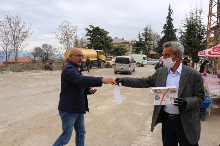 Belediye Başkanı Ve Belediye Personeli Vatandaşa Maske Dağıttı