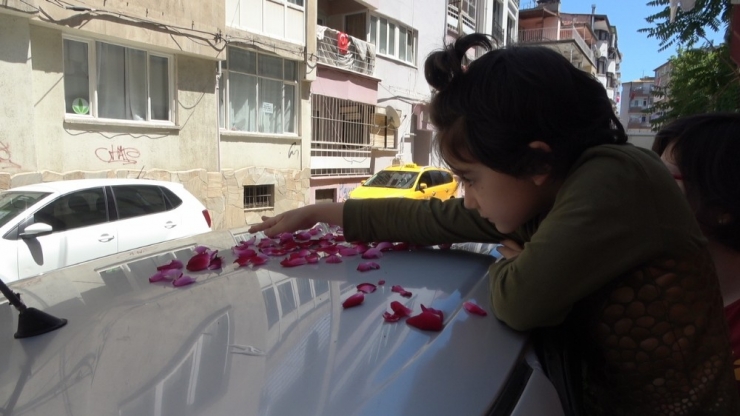 Kardeşlerden Annelerine Gül Yapraklı ’Anneler Günü’ Sürprizi