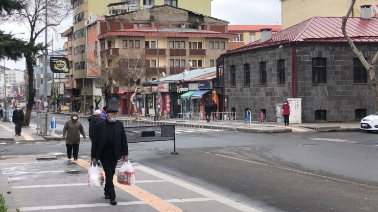 Kars’ta 65 Yaş Ve Üstü Vatandaşlar Sokağa Çıktı!