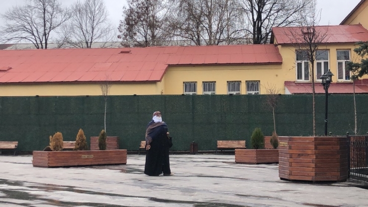 Kars’ta 65 Yaş Ve Üstü Vatandaşlar Sokağa Çıktı!