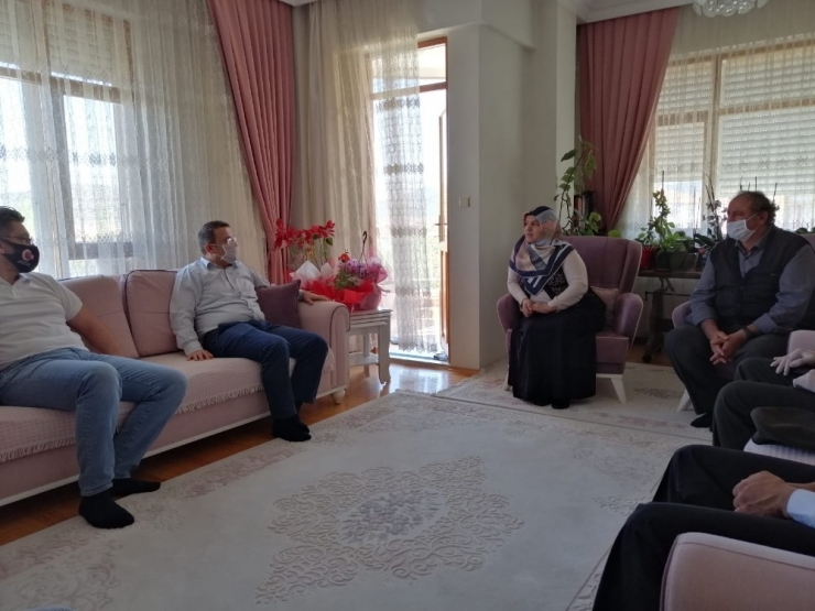 Kaymakam Çimşit Korkuteli’nin En Yaşı Annelerini Ziyaret Etti
