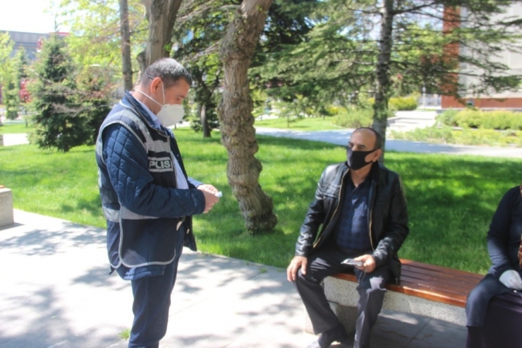 65 Yaş Üstü Vatandaşlar 3 Saatlik İzin İle Parklara Akın Etti