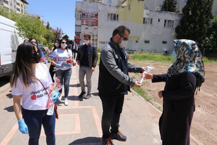 Annelere Çiçek Hediyesi