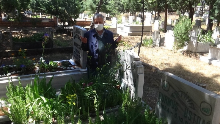 Yaşlısı Genci Gülünü Alarak Mezarlığa Annesine Koştu