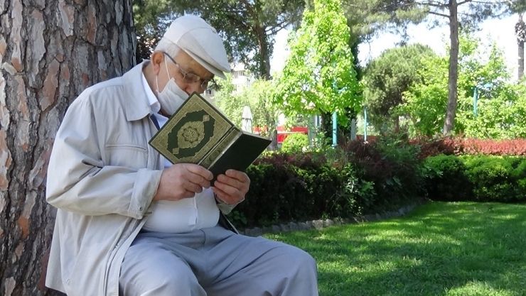 Açık Havada Kimi Kur’an Okudu, Kimi Yürüyüş Yaptı, Kimi De Dostları İle Sohbet Etti