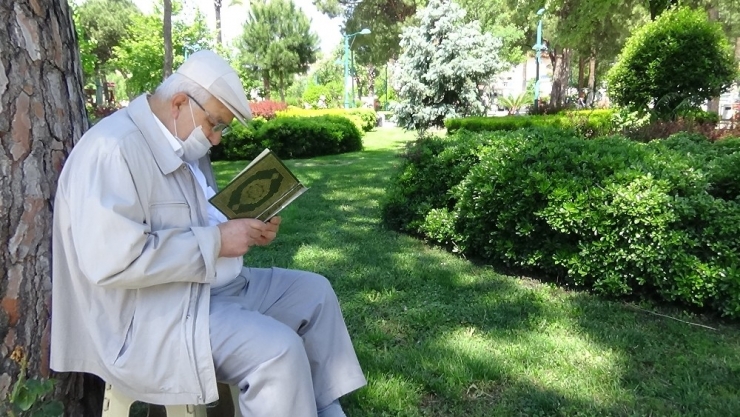 Açık Havada Kimi Kur’an Okudu, Kimi Yürüyüş Yaptı, Kimi De Dostları İle Sohbet Etti