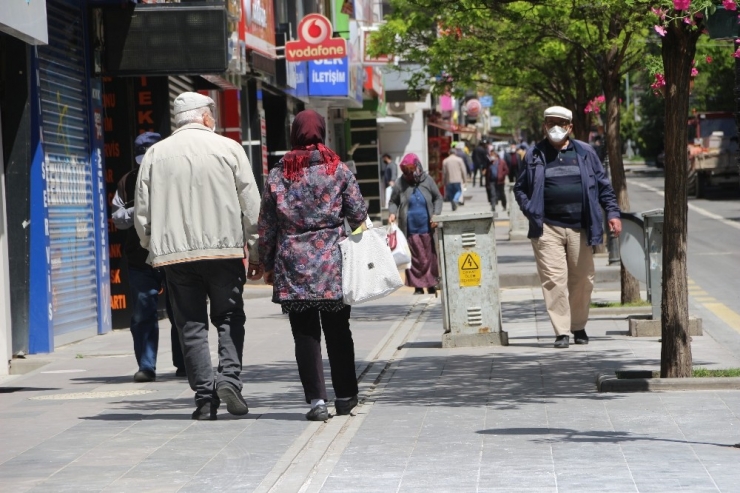 Sokağa Çıktı, İlk İşi Dükkan Kirasını Almak Oldu