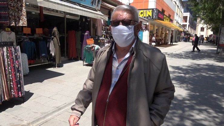 Sokağa Çıktı, İlk İşi Dükkan Kirasını Almak Oldu