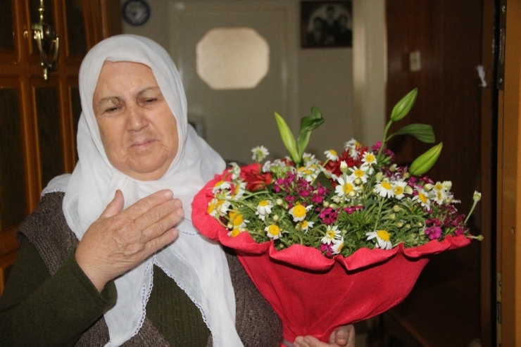 Hayatında İlk Kez Çiçek Alan Anne Gözyaşlarını Tutamadı