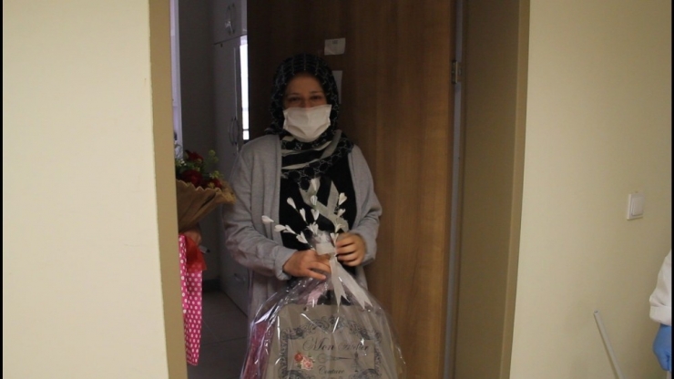 Karantinadaki Anne Adayına ‘Anneler Günü’ Kutlaması