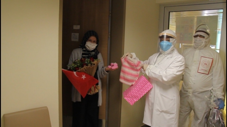 Karantinadaki Anne Adayına ‘Anneler Günü’ Kutlaması