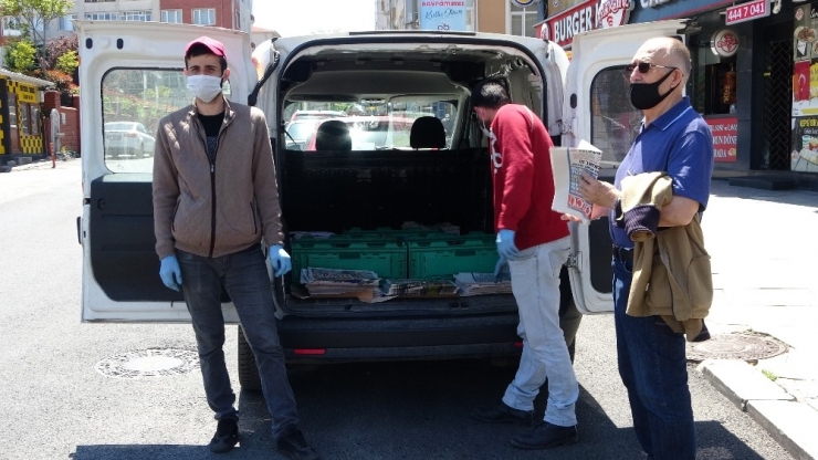 Kısıtlama Günlerinde Gazete Satışı Araçla Yapıldı