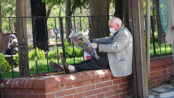 Kısıtlama Günlerinde Gazete Satışı Araçla Yapıldı
