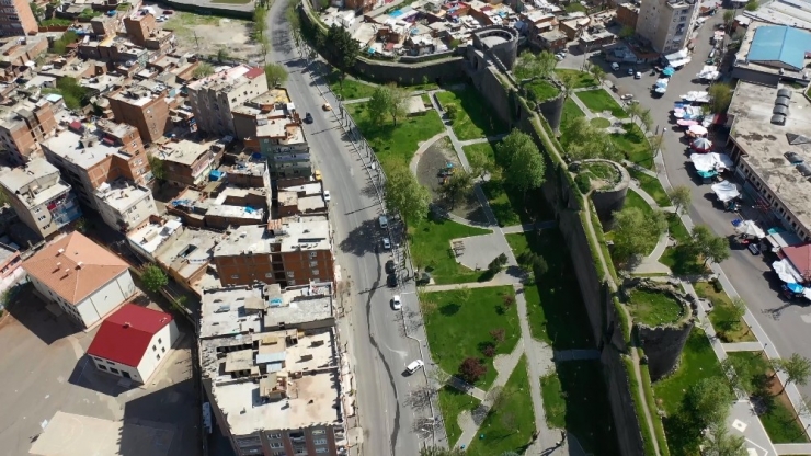 Kısıtlamanın 2’nci Gününde De Diyarbakır’ın Cadde Ve Sokakları Boş Kaldı