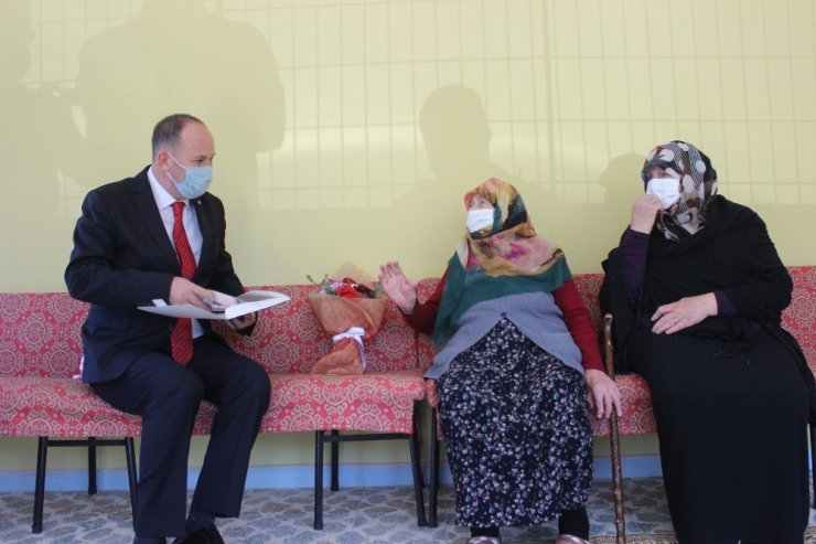 Kaymakamın Ziyareti 101 Yaşındaki Anneyi Duygulandırdı