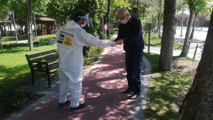 Konya Büyükşehir Sokağa Çıkan Büyüklerini Yalnız Bırakmadı