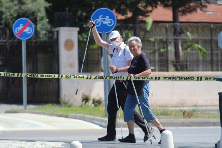 Antalya’da Yaşlıların Adresi Konyaaltı Sahili Oldu