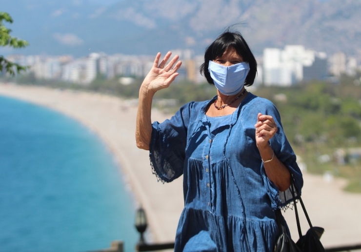 Antalya’da Yaşlıların Adresi Konyaaltı Sahili Oldu