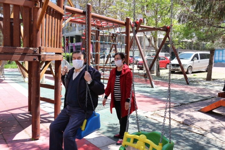 Konya’da 65 Yaş Üzeri Vatandaşlar Soluğu Parklarda Aldı