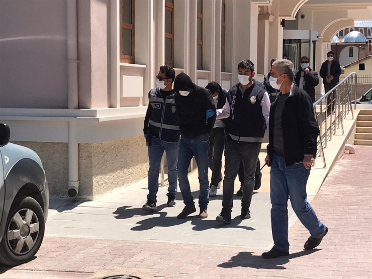 Duvarını Deldikleri Kuyumcudan 200 Bin Liralık Altın Çalan Şüpheliler Tutuklandı