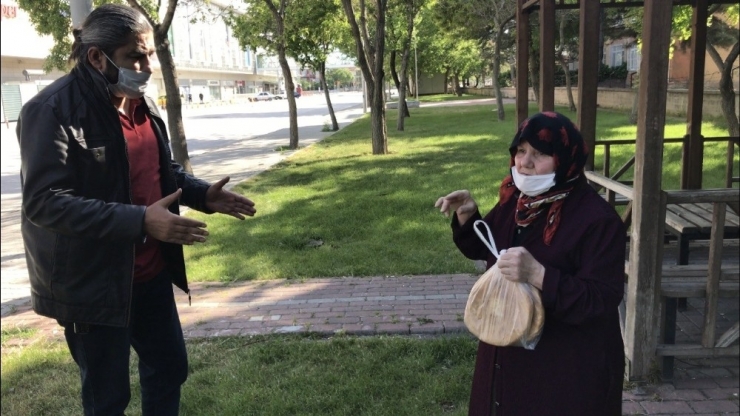 Günler Sonra Sokağa Çıkan Yaşlı Kadın Çantasını Çaldırdı