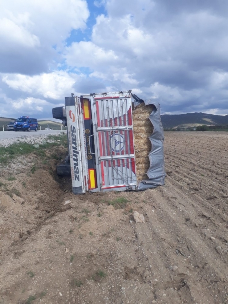 Saman Balyası Yüklü Tır Devrildi