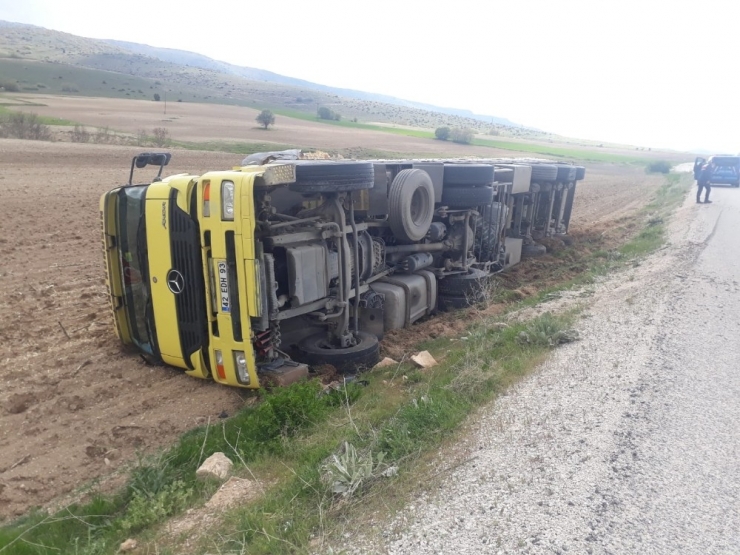 Saman Balyası Yüklü Tır Devrildi