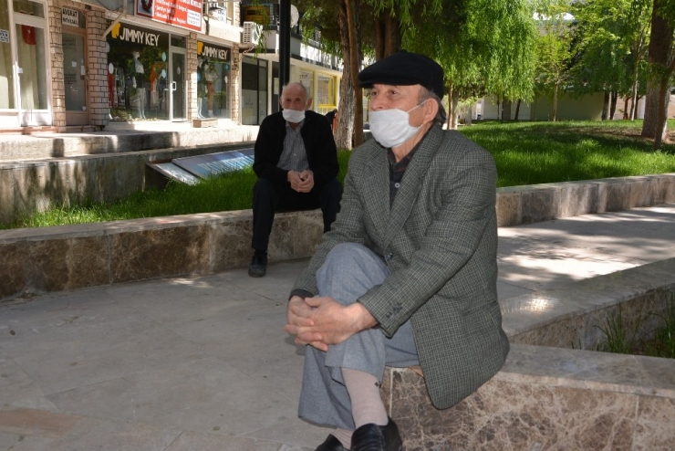 65 Yaş Ve Üstü Vatandaşlar Parklara Akın Etti