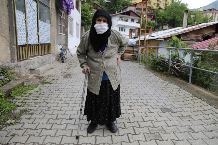 Artvinli 106 Yaşındaki Vahide Avcı Sokağa Çıktı, Yürümenin Keyfini Çıkardı
