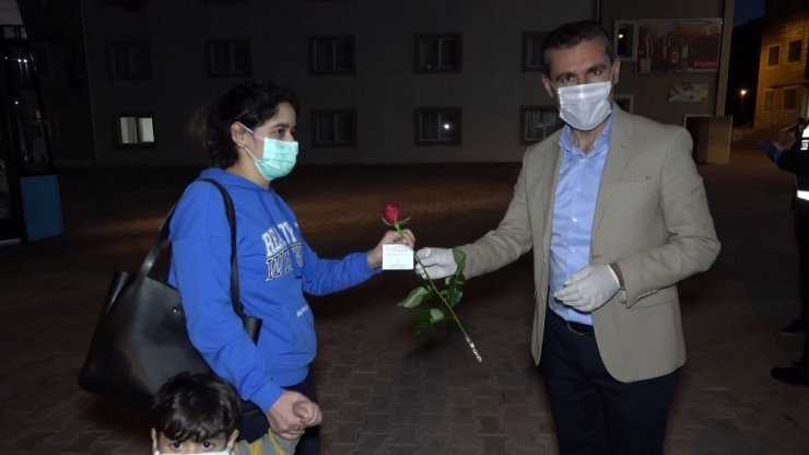 Cezayir’den Gelen Türk Vatandaşları Karanfille Karşılandı