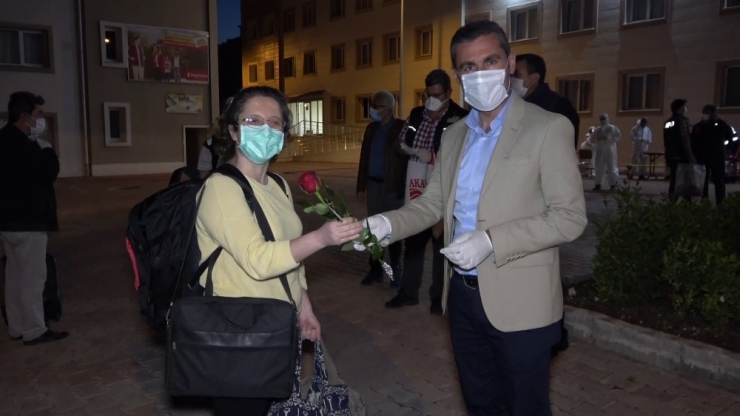 Cezayir’den Gelen Türk Vatandaşları Karanfille Karşılandı