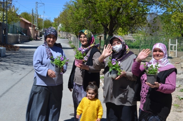 Bünyan’da Annelere Çiçekli Karşılama