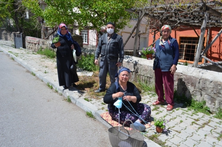 Bünyan’da Annelere Çiçekli Karşılama