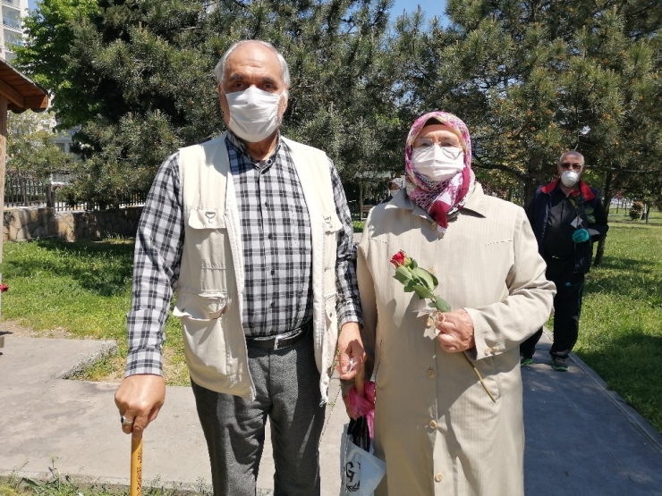 Küçükçekmece’de Sokağa Çıkan 65 Yaş Üstü Vatandaşlara Başkan Çebi Eşlik Etti