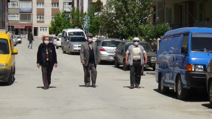 Kütahya’da 65 Yaş Ve Üstü Vatandaşların Sokağa Çıkma Sevinci