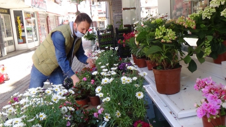 Anneler Günü Çiçekçilerin Yüzünü Güldürdü