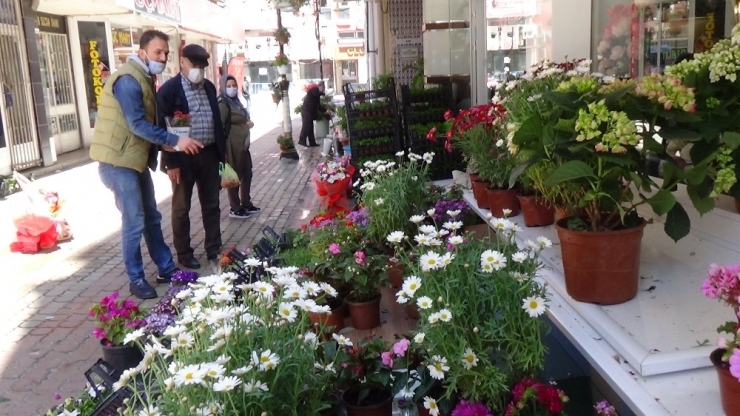 Anneler Günü Çiçekçilerin Yüzünü Güldürdü