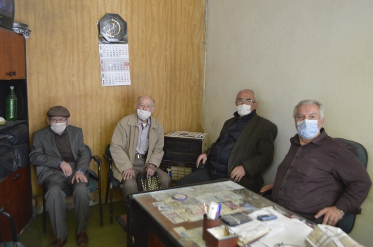 65 Yaş Üstü Park Ve Bahçelere Akın Etti