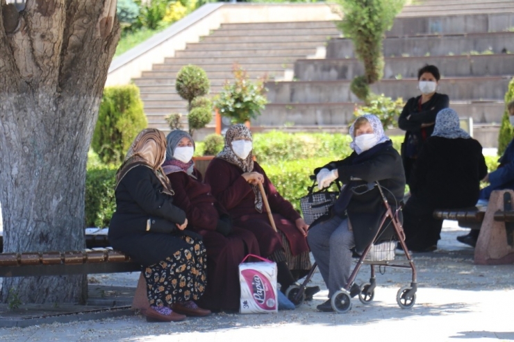 Malatya’da 65 Yaş Üstü Yaşlılar Parklara Akın Etti