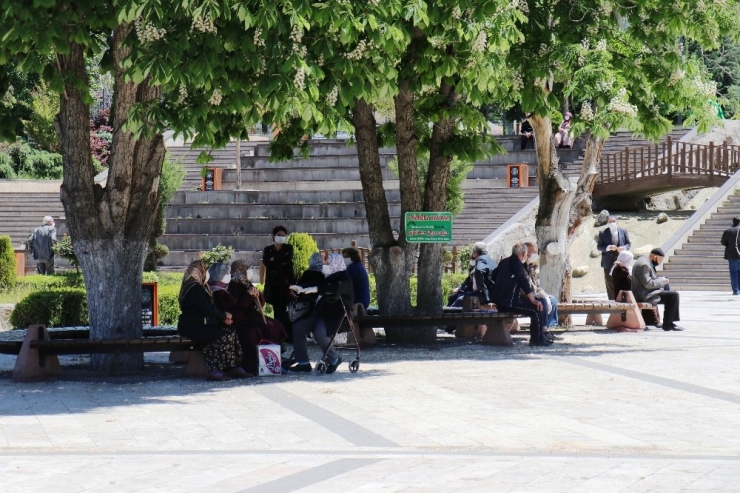 Malatya’da 65 Yaş Üstü Yaşlılar Parklara Akın Etti