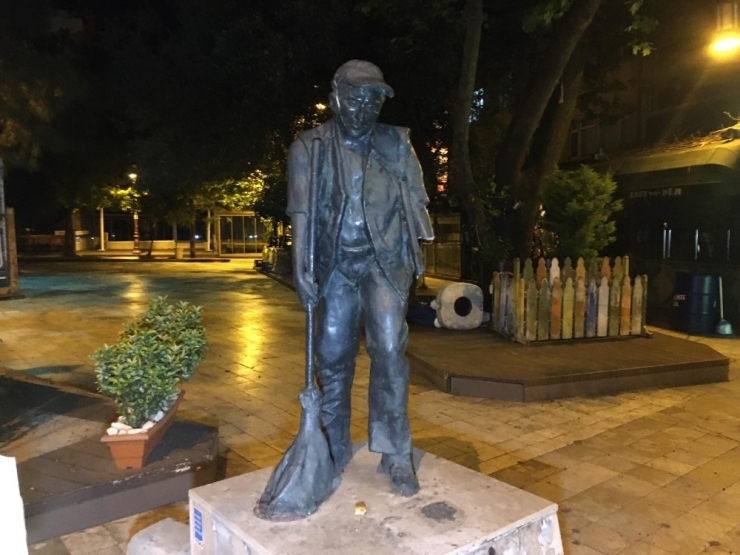Sokağa Çıkma Kısıtlamasında Çöpçü Heykelinin Kolunu Kırdılar